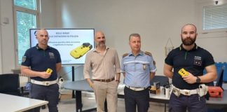 In dotazione alla Polizia Locale di Mantova la “pistola” che spara lacci per bloccare i violenti