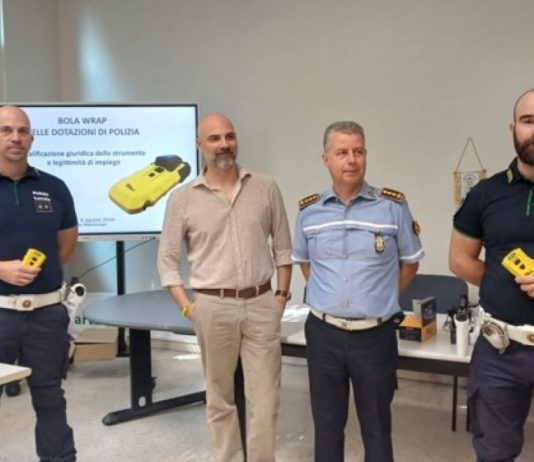 In dotazione alla Polizia Locale la “pistola” che spara lacci per bloccare i violenti