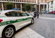 Violenza in piazza 80°, sputi, calci e pugni agli agenti che rimangono feriti: arrestato