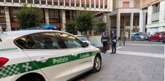 Violenza in piazza 80°, sputi, calci e pugni agli agenti che rimangono feriti: arrestato