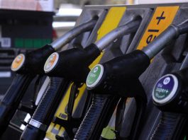 Carburanti, caccia alle risorse per la proroga del taglio delle accise: banche nel mirino della Lega
