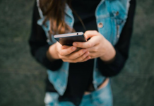 Lo smartphone fa bene, così aiuta il cervello: le 7 azioni quotidiane ‘consigliate’