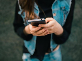 Lo smartphone fa bene, così aiuta il cervello: le 7 azioni quotidiane ‘consigliate’