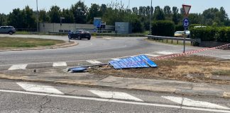Incidente notturno al Gatto Bianco, giù la segnaletica della rotatoria. A breve il ripristino