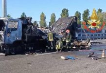 Tir in fiamme sulla Tangenziale ovest di Milano all’altezza di Rozzano, carreggiata chiusa