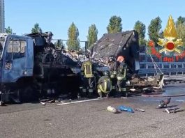 Tir in fiamme sulla Tangenziale ovest di Milano all’altezza di Rozzano, carreggiata chiusa