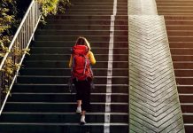 Giù rischio infarti e ictus, ecco perché fare le scale allunga la vita: lo studio