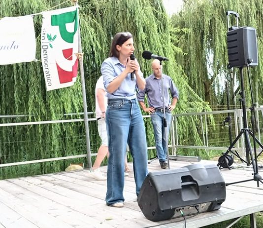 Carburanti, Schlein a Rivalta: “tassare gli extraprofitti”. Nel discorso anche allarme clima e primarie