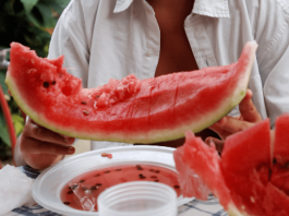 Poche calorie e tanti benefici, la ‘scoperta’ sulla buccia di anguria: “Non buttatela”