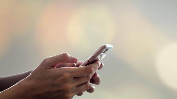 smartphone_mani_123rf_free