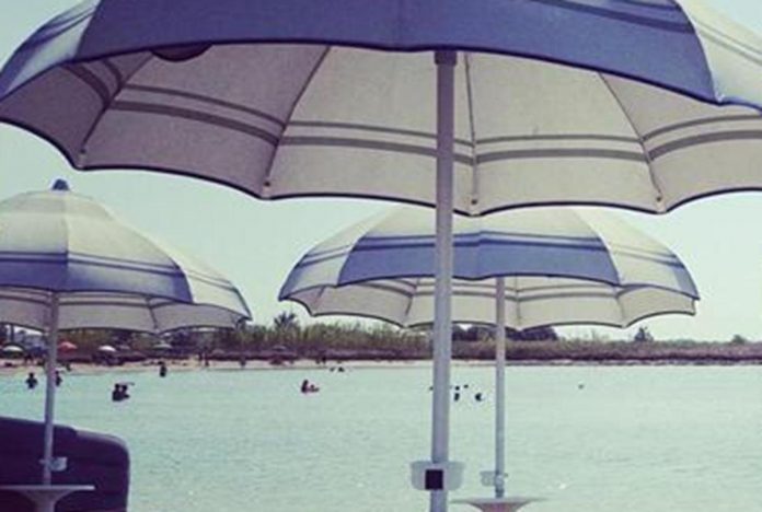spiaggia_ombrelloni_puglia_adn_rit