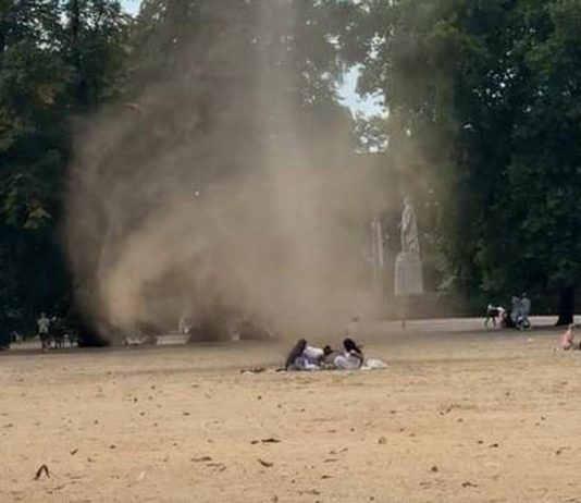 Il ‘diavolo di sabbia’ attraversa un parco di Londra: paura tra i presenti