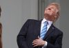 Trump, faccia a faccia con l’eclissi: occhi puntati al sole e niente occhiali