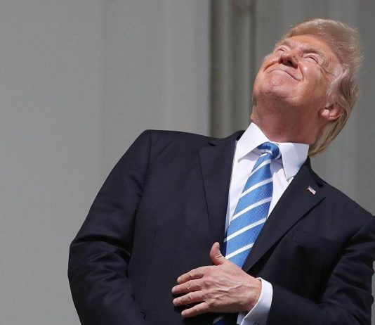 Trump, faccia a faccia con l’eclissi: occhi puntati al sole e niente occhiali