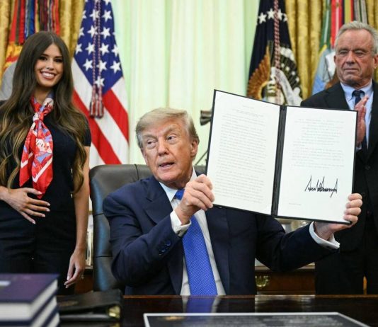Trump cambia le ‘regole’ per i vaccini dei bambini: “Ora tassi elevati di autismo”