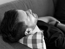 Caldo record, lo psicologo: “Stress fisico e mentale da afa persistente, 4 consigli contro l’irritabilità”
