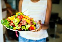 Come dimagrire senza contare le calorie e patire la fame? La lezione delle diete ‘veg’