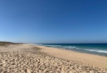 Vacanze al mare, l’effetto-trappola della sabbia: dalle passeggiate ai racchettoni ecco le insidie della vita da spiaggia