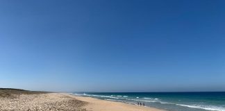 Vacanze al mare, l’effetto-trappola della sabbia: dalle passeggiate ai racchettoni ecco le insidie della vita da spiaggia