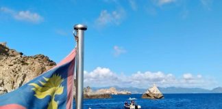 Barchino di migranti travolge 17enne che fa il bagno sul sup a Su Giudeu: arrestato scafista