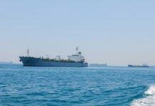 Petroliera colpita da tre proiettili nello Stretto di Hormuz, nessuna vittima