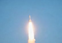 La Cina lancia in orbita nove satelliti dalle acque al largo di Shanghai