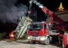 Roverbella, doppio rogo all’esterno di due capannoni industriali: impegnati 15 Vigili del Fuoco
