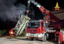 Roverbella, doppio rogo all’esterno di due capannoni industriali: impegnati 15 Vigili del Fuoco