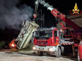 Roverbella, doppio rogo all’esterno di due capannoni industriali: impegnati 15 Vigili del Fuoco