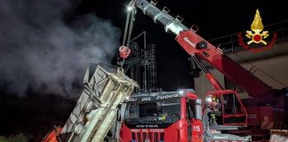 Roverbella, doppio rogo all’esterno di due capannoni industriali: impegnati 15 Vigili del Fuoco
