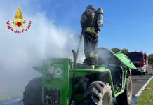Sustinente, mezzo agricolo in fiamme: intervengono i Vigili del Fuoco