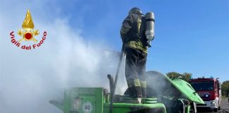 Sustinente, mezzo agricolo in fiamme: intervengono i Vigili del Fuoco
