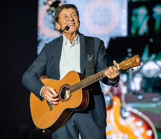 Morandi abbraccia Mantova: ricordi del Martelli, Lucio Dalla e una serata di grandi canzoni