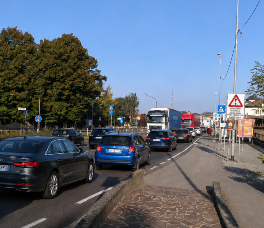 Tamponamento tra tre auto a Cerlongo, traffico in tilt sulla Goitese