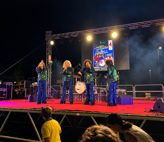 Musica, ricordi ed emozioni: piazza gremita e tanti applausi per “La Notte delle Stelle”