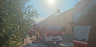 Asola, incendio sul tetto di un capannone della ditta “Bevandeadomicilio” in via Sardegna
