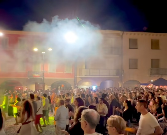 Notte Rosa 2026 a Suzzara: una città trasformata in palcoscenico per 5.000 persone