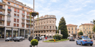 Calci e minacce di morte agli agenti di Polizia: uomo arrestato in piazza Cavallotti