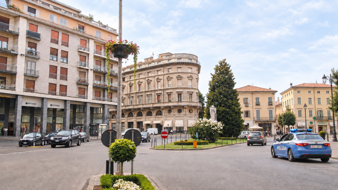 Piazza Cavallotti con Volante Polizia