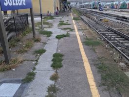 Suzzara, incuria e degrado in stazione: i pendolari protestano