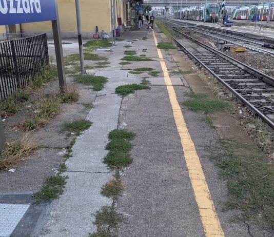 Suzzara, incuria e degrado in stazione: i pendolari protestano