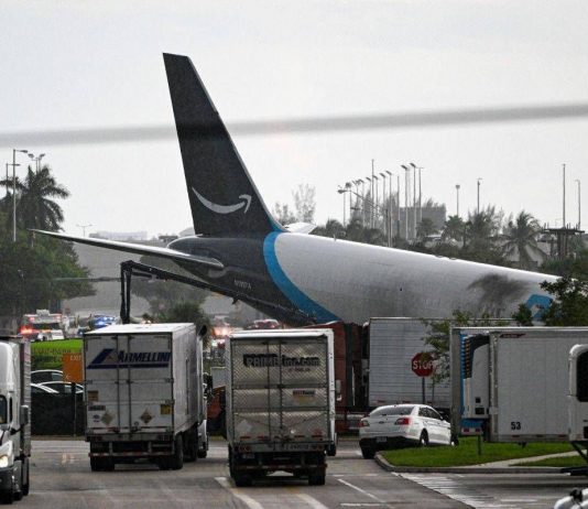 Aereo cargo Amazon fuori pista a Miami, 5 morti e 5 feriti: aperta un’indagine