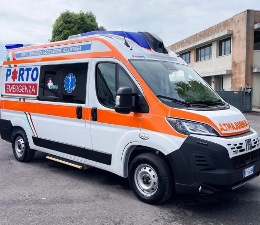 Acquanegra, auto esce di strada e si ribalta nel fosso: paura per due uomini
