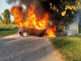 Paura al campo sportivo di Quistello: una Punto va completamente a fuoco – VIDEO