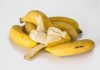 Buccia di banana frullata in acqua, la ‘ricetta’ per curare le piante