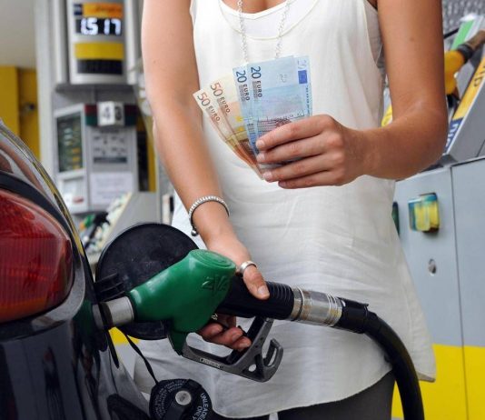 Prezzi benzina e diesel, non si fermano gli aumenti. Unc: “Pieno gasolio costa 40 cent in più in un giorno”
