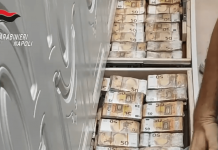 Blitz anticamorra a Napoli, nascosti nel muro Rolex e banconote per più di 3 milioni di euro: la scoperta