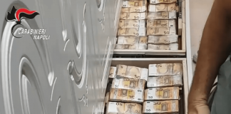 Blitz anticamorra a Napoli, nascosti nel muro Rolex e banconote per più di 3 milioni di euro: la scoperta