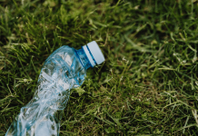 Comprano un terreno e costruiscono una casa… fatta di plastica