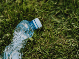 Comprano un terreno e costruiscono una casa… fatta di plastica